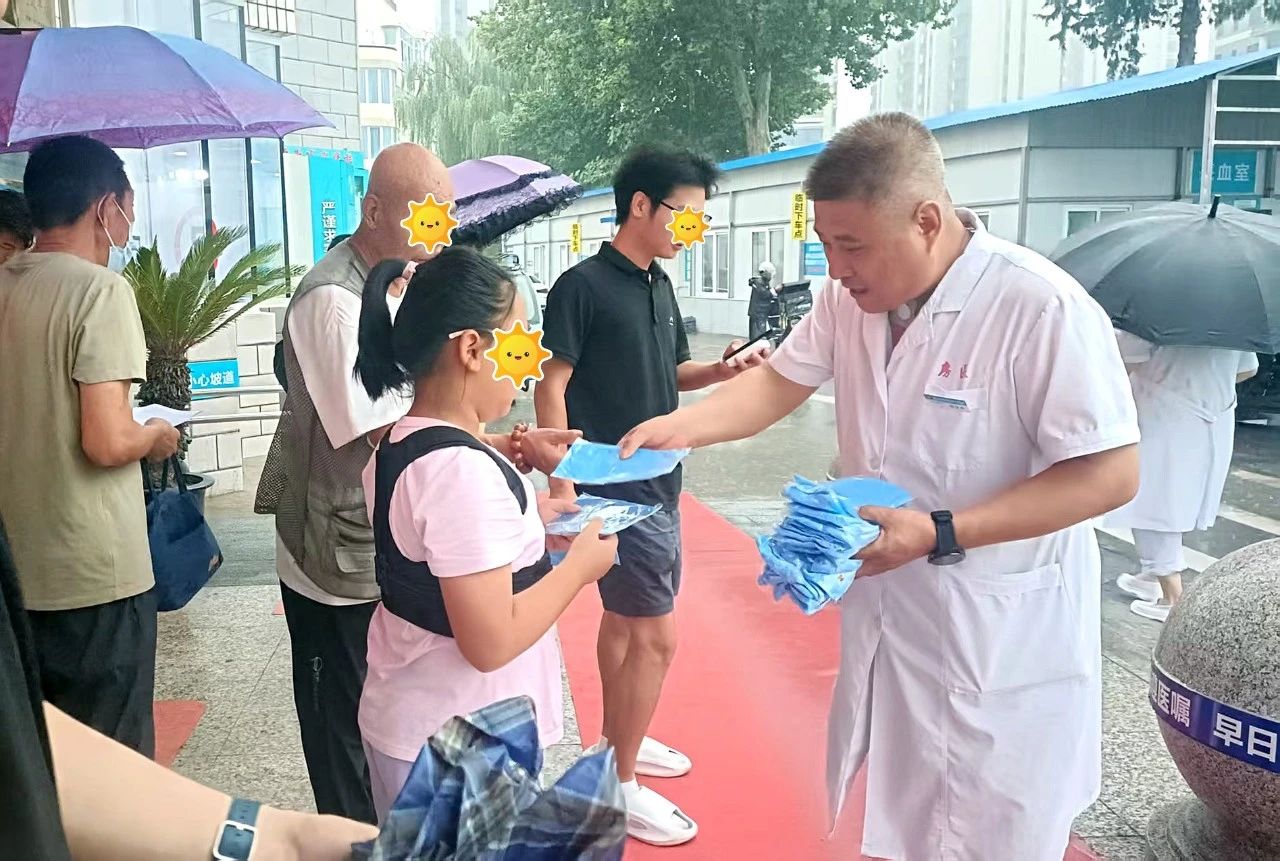 房医人文｜雨骤心暖，有“披”无患：一场雨见证医院的温度